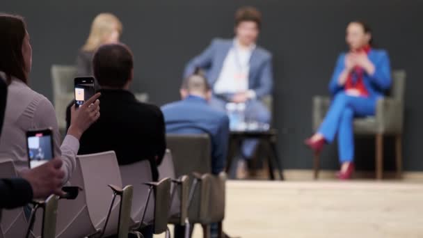 Personas que participan en un seminario de negocios en el auditorio - Metraje, vídeo