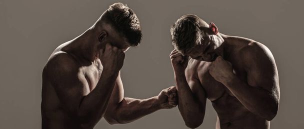 Двоє чоловіків боксують на ізольованому фоні силуету. Двоє чоловіків займаються тайським боксом у силуеті, MMA
 - Фото, зображення