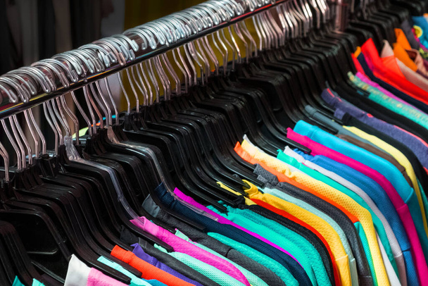  T-shirts op hangers in tweedehands kledingwinkel - Foto, afbeelding