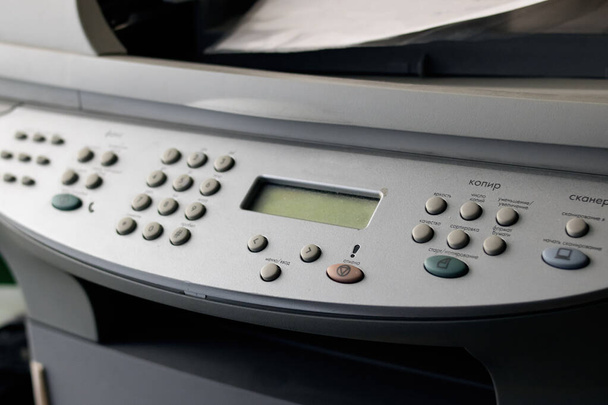 Botones en la fotocopiadora gris con letras rusas de cerca - Foto, imagen