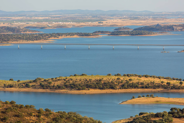 Vista de la presa de Alqueva Monsaraz. Alentejo, Portugal - Foto, imagen