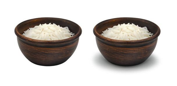 вареный белый рис в простой глиняной чаше на белом фоне, изолированный и с тенью  - Фото, изображение