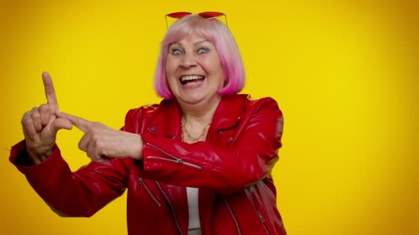 Senior starý stylový babička žena ukazující poražený gesto a ukazuje na vás, smějící se, šikana zneužívání - Záběry, video