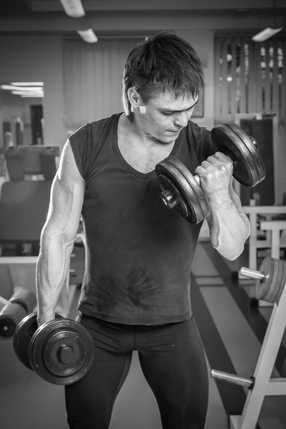 Hombre trabajando con pesas en el gimnasio
 - Foto, imagen