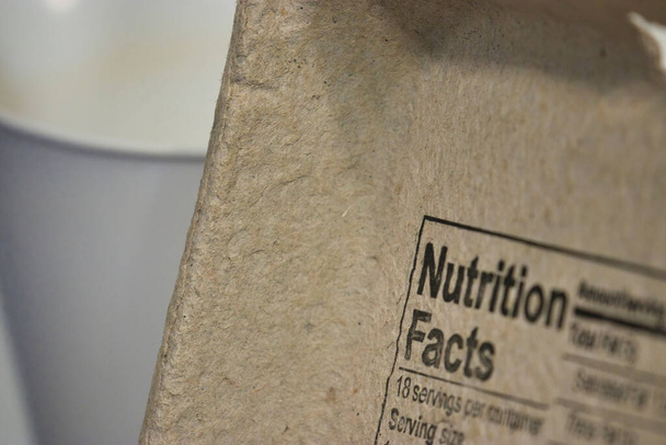 eierdoosdeksel met de woorden nutritionele feiten aan de binnenkant gedrukt - Foto, afbeelding