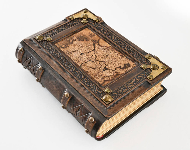 Libro de cuero marrón con mapa del viejo mundo en la portada, grabado en relieve el marco y esquinas de latón capturado aislado - Foto, Imagen