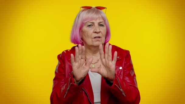 Bang bejaarde vrouw die haar mond sluit met de hand, gebaren nee, weigert verschrikkelijk geheim te vertellen - Video