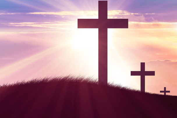 Religiöses Konzept mit Kreuz gegen den Himmel - Foto, Bild