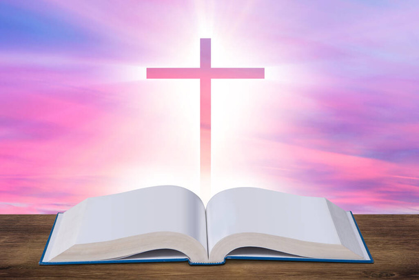 Concetto religioso con croce e libro biblico - Foto, immagini