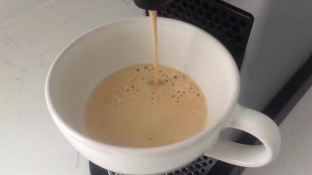 Klassinen kahvi valmistettu espressokoneella kotona, kuuma juoma ja aamiainen - Materiaali, video