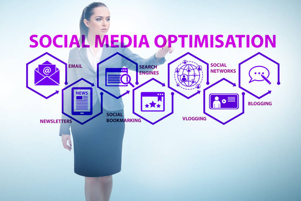 Social media optimalisatie concept met zakenvrouw - Foto, afbeelding