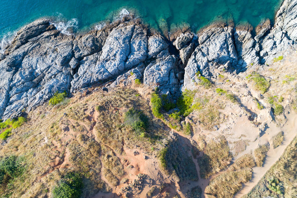 Hoge hoek uitzicht Tropische zee met golf crashen op de kust en hoge berg gelegen in Phuket Thailand luchtfoto drone top down Geweldige natuur Bovenaanzicht Zeegezicht. - Foto, afbeelding