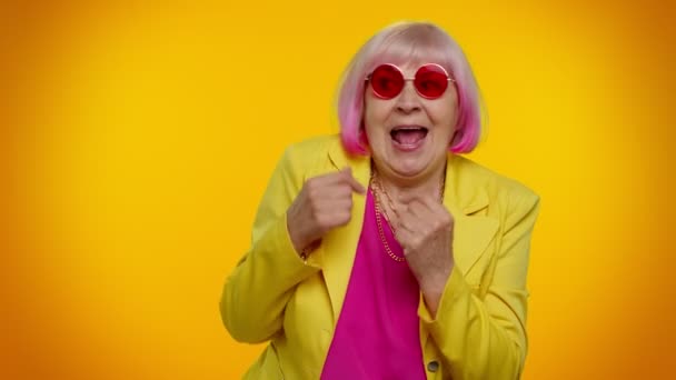 Idős nagymama nő csinál játékos buta arckifejezések, grimaszoló, bolondozás, bemutató nyelv - Felvétel, videó