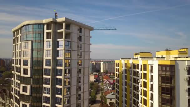 Edificio de apartamentos residencial alto en construcción. Desarrollo inmobiliario. - Metraje, vídeo