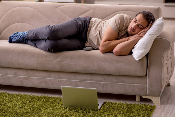 Mladý muž ležící doma na gauči - Fotografie, Obrázek
