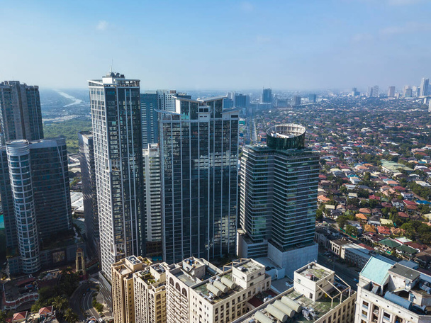 Luftaufnahme der Skyline von Eastwood und des Stadtbildes entlang der C5. Libis, Quezon City, Philippinen. - Foto, Bild
