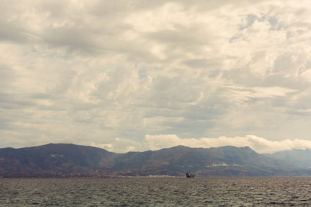 Τοπίο της ηπειρωτικής χερσονήσου Πελοποννήσου από την Ελαφόνησο, Ελαφόνησος, Λακωνία - Φωτογραφία, εικόνα