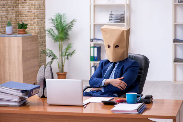 Junger männlicher Angestellter mit Box statt Kopf - Foto, Bild