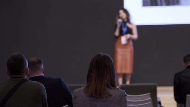 Biznesmeni słuchający prezentacji w centrum konferencyjnym - Materiał filmowy, wideo