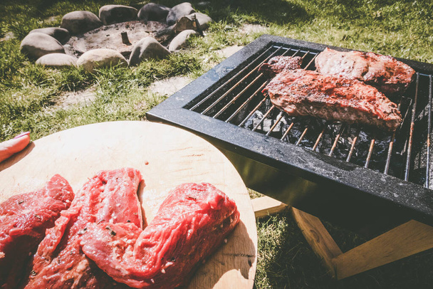 Steaks grillen, campen. Tragbarer Grill - Foto, Bild
