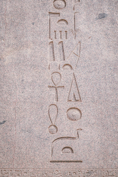 Стародавні пам "ятники Єгипту, храм Карнак. - Фото, зображення