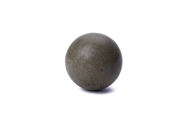 Szary trackball z pęknięciami i zadrapaniami na powierzchni, sfotografowany na białym tle zbliżenie - Zdjęcie, obraz