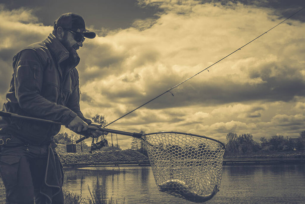 Рыбалка форели на озере, отдых - Фото, изображение