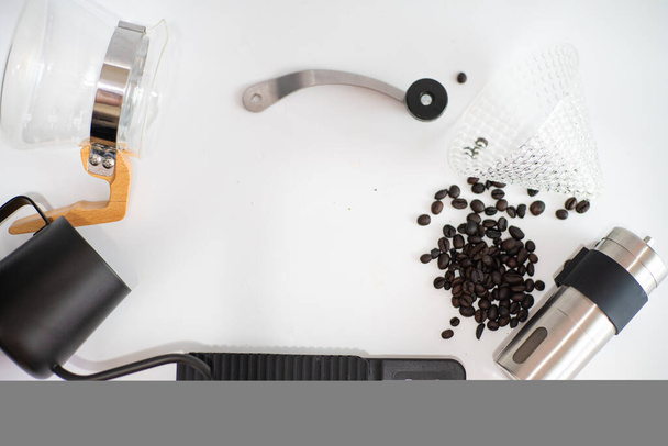 Goteo de café caliente sobre fondo blanco con mano mecánica moler café y bebida casera escala - Foto, imagen