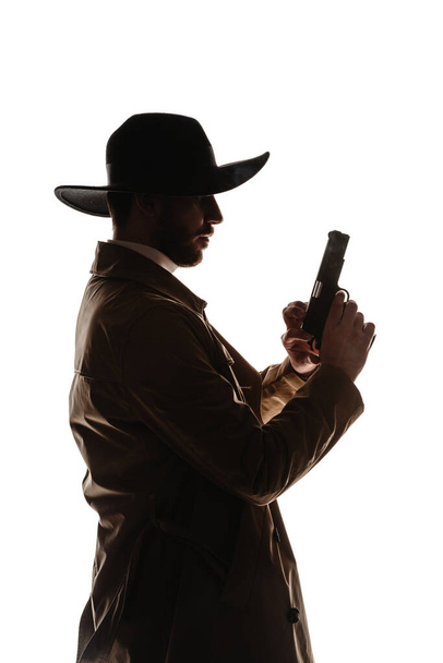 Corpo tiro de um modelo masculino atraente posando com uma arma contra o backgorund branco - Foto, Imagem