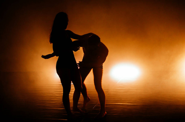 Dvojice současných tanečníků praktikujících taneční sestavu - Fotografie, Obrázek