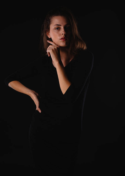 Body shot van een koele jonge vrouw dragen van moderne stijl kleding - Foto, afbeelding