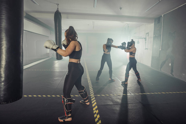 Mulher pugilista. Boxe mulher fitness sorrindo feliz vestindo luvas de boxe preto. Retrato de sporty fit modelo asiático de boxe ginásio - Foto, Imagem