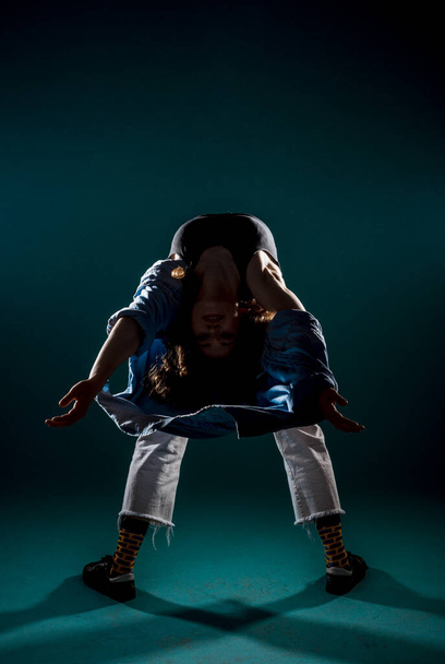 Сучасний танцюрист практикує танцювальні ходи в студії
 - Фото, зображення