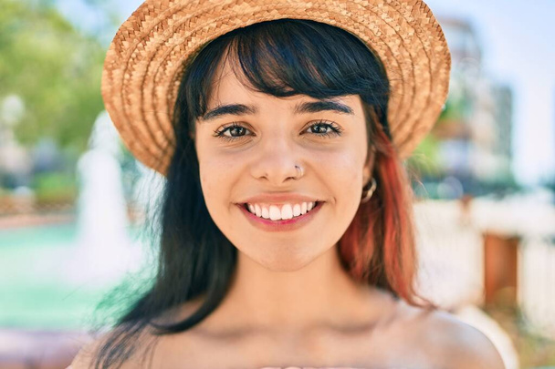 Молода іспано-туристична дівчина в літньому стилі ходить в парку
. - Фото, зображення