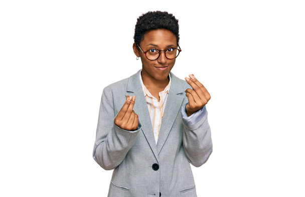 Νεαρή Αφροαμερικανή γυναίκα που φοράει επαγγελματικά ρούχα κάνει χειρονομίες με τα χέρια, ζητάει πληρωμή μισθού, εκατομμυριούχος επιχείρηση  - Φωτογραφία, εικόνα