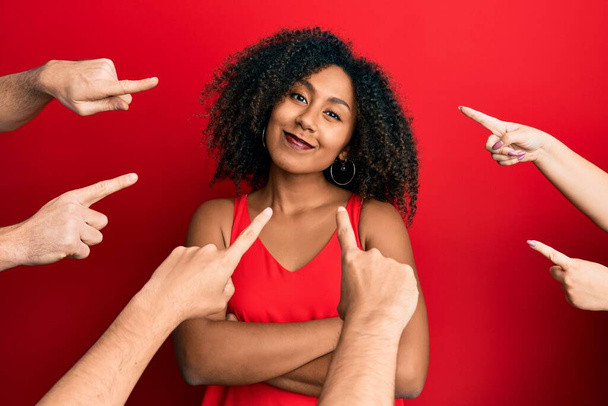 Schöne afrikanisch-amerikanische Frau mit Afro-Haaren, deren Finger auf sich selbst zeigen und mit verschränkten Armen in die Kamera lächeln. positive person.  - Foto, Bild