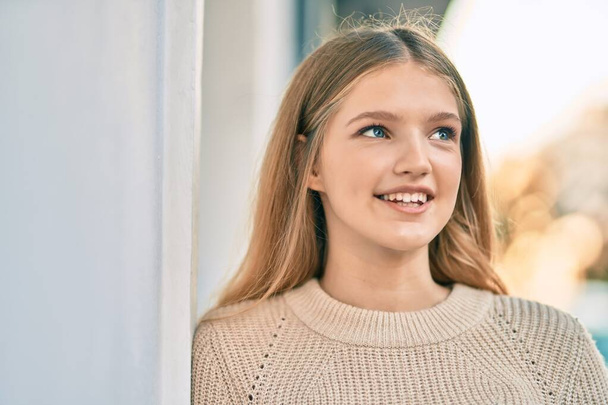 Belle adolescente caucasienne souriante heureuse debout à la ville. - Photo, image
