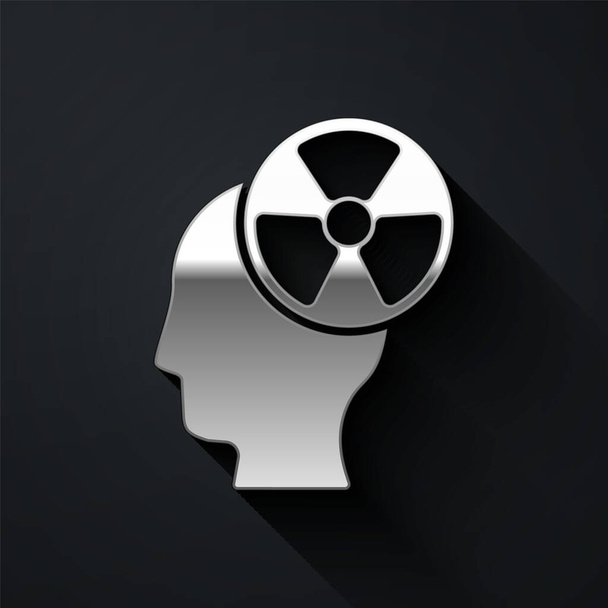 Silhueta de prata de uma cabeça humana e um ícone de símbolo de radiação isolado no fundo preto. Estilo de sombra longo. Vetor - Vetor, Imagem