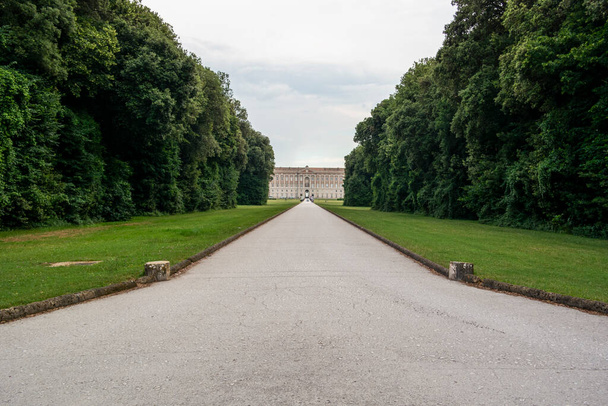Pohled na park Královského paláce v Casertě. Červen 2018 Caserta, Kampánie - Itálie - Fotografie, Obrázek