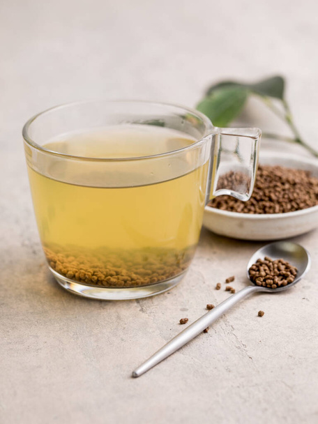 Top kilátás az egészséges soba tea és a borostyán hajdina Ku Qiao magvak világos alapon. Lapos fekvés. Fénymásolási hely - Fotó, kép