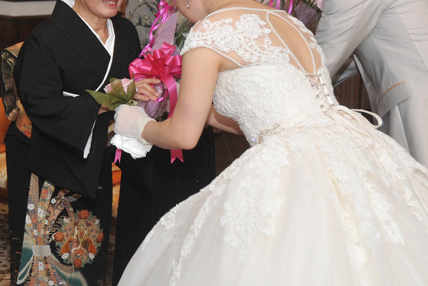 Menyasszonyi kép Virág bemutató, kecses és pompás, nagyon elegáns és csodálatos esküvői party - Fotó, kép