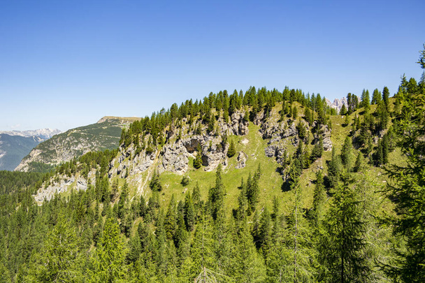 Widok na góry w pobliżu jeziora Misurina, Belluno - Włochy - Zdjęcie, obraz