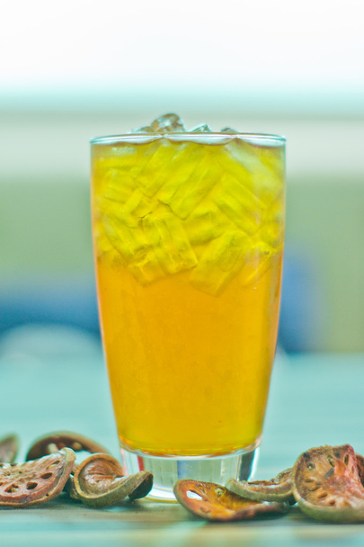 παραδοσιακό ταϊλανδικό ποτό, παγωμένο roselle χυμό με αποξηραμένα roselle λουλούδι. - Φωτογραφία, εικόνα