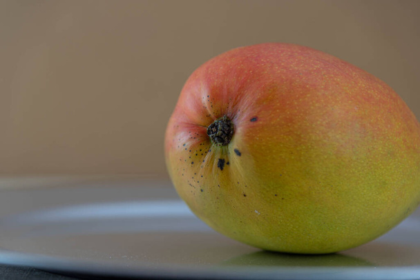 新鮮なピンクマンゴーフルーツ。ブラジル北東部の甘い果物。有名なホワイトウィドウを発生させたひずみ。アジア起源の果実、より正確にはインドから. - 写真・画像