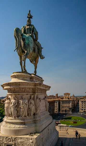 Veduta su una statua in bronzo dell'Altare della Patria a Roma. agosto 2019 Roma, Lazio - Italia - Foto, immagini