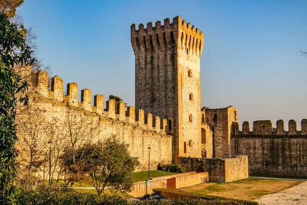 Näkymä Esten linnan keskiaikaiseen torniin Padovan maakunnassa, Veneto - Italia - Valokuva, kuva