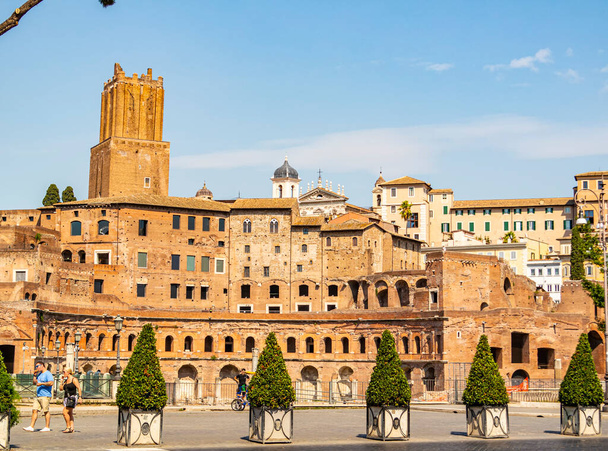 Widok na rynek Trajan w Rzymie. Sierpień 2019 Rzym, Lacjum - Włochy - Zdjęcie, obraz