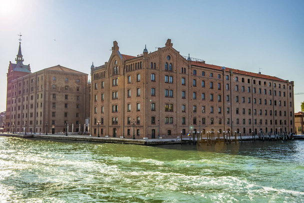 Blick auf den Palazzo del Mulino G. Stucky in Venedig, Venetien - Foto, Bild