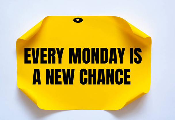 Schriftzug "Jeder Montag ist eine neue Chance" - Foto, Bild