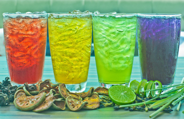 traditionele Thaise drank, fruit en kruiden koud drankje. - Foto, afbeelding